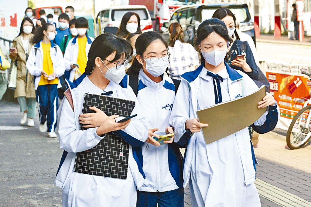 港大研究發現，中學生的網上學習的自信心、自我調節和情緒調整等方面，均較小學生稍遜色。  