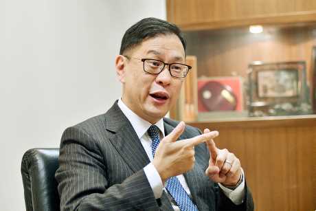 杜淦堃指，香港的金融及法治制度完善，憑着獨特優勢，為不少海內外企業提供國際法律及仲裁服務。　盧江球攝