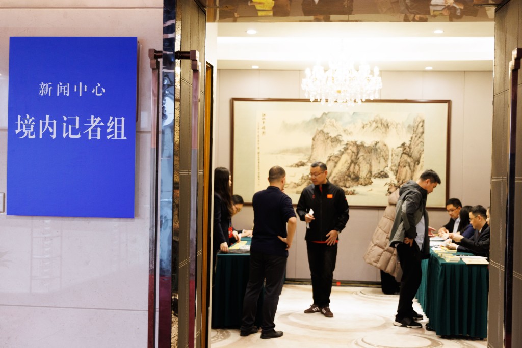 2月27日，記者在全國兩會新聞中心領取記者證。新華社