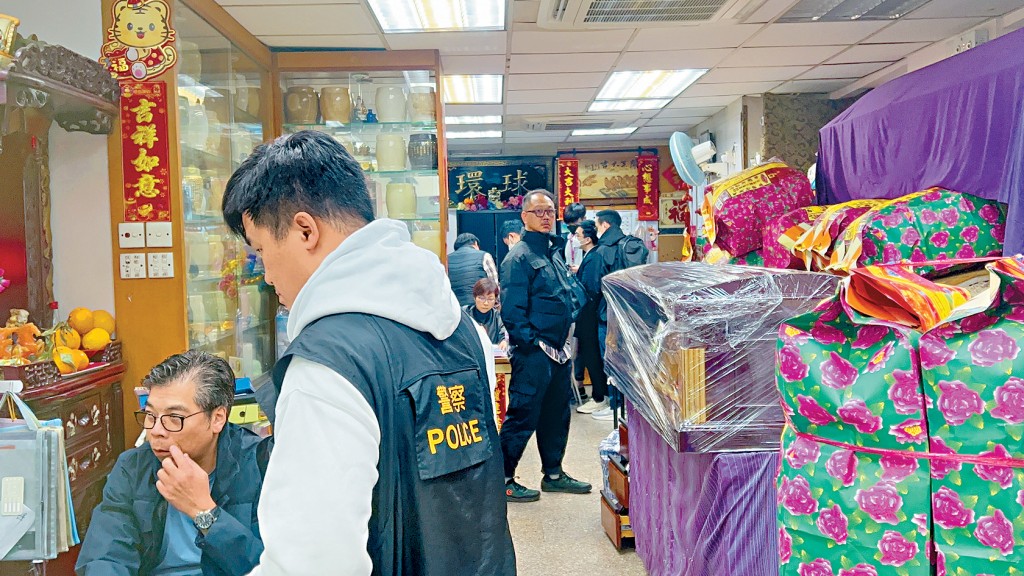 競委會在警方人員陪同下前往紅磡一間長生店調查。