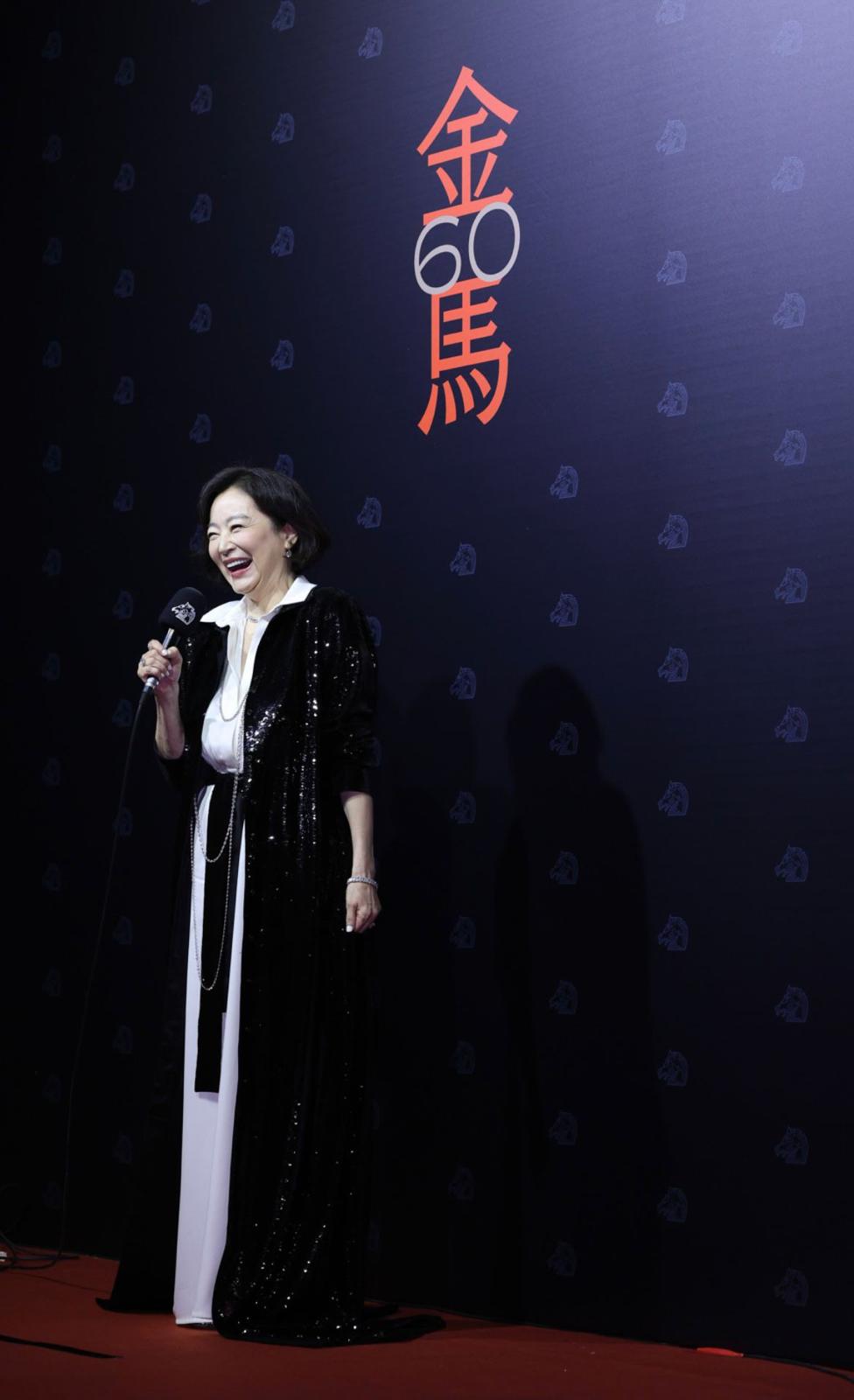 林青霞接受大会颁发「终身成就奖」。