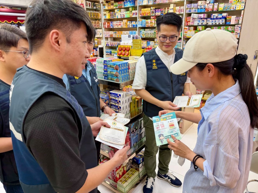 海關人員於尖沙咀的藥店加強巡查。 海關人員於尖沙咀的藥店加強巡查。