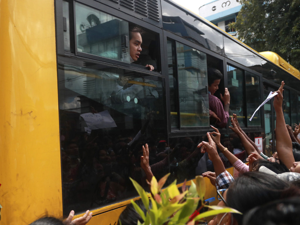民众夹道欢迎获释人士。AP图片