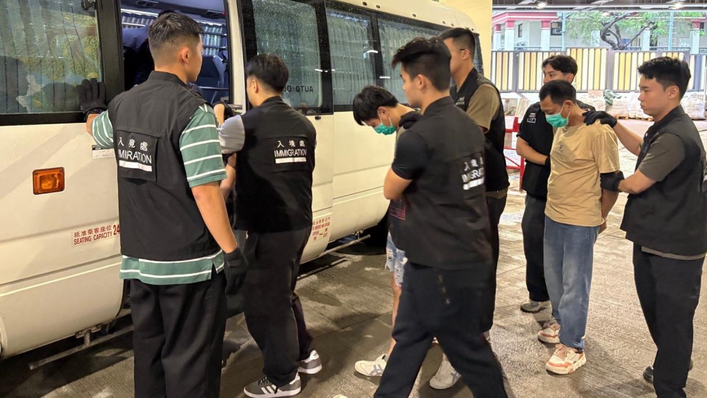 被捕人士带署调查。