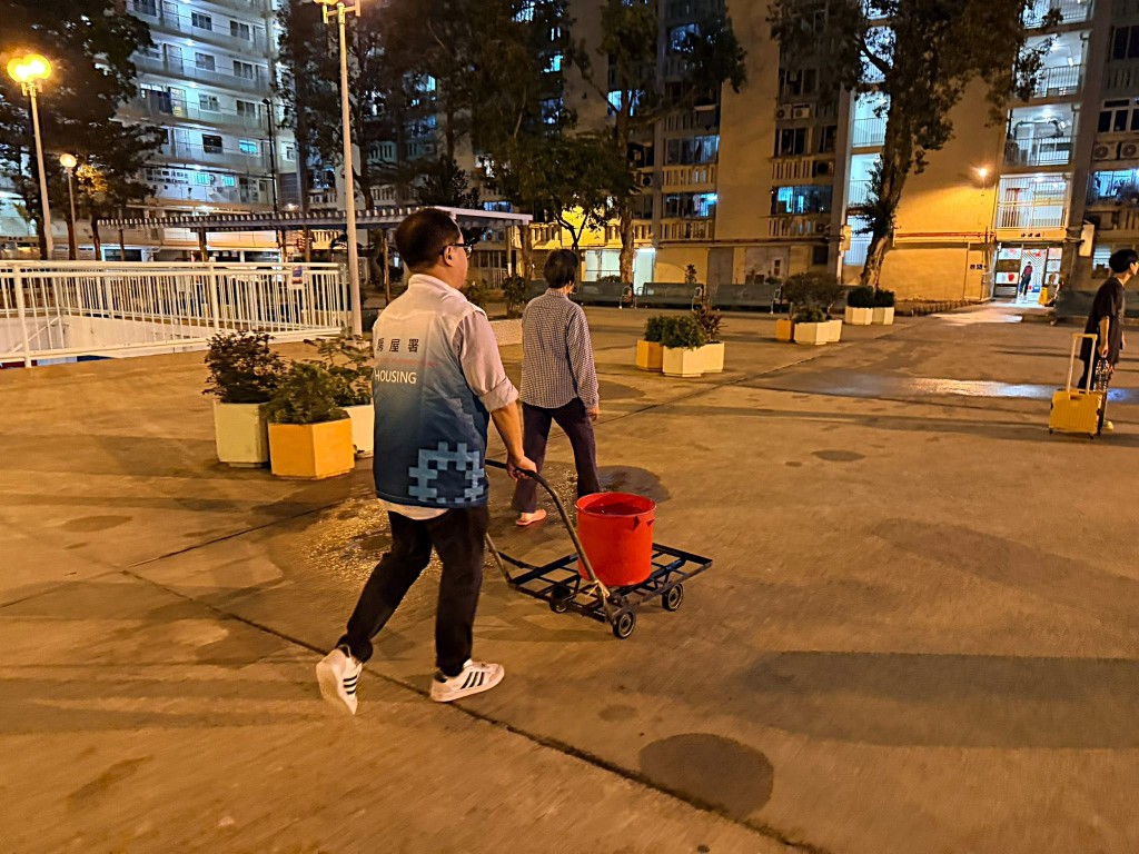 房署人員送水往受影響住戶。fb:房委會 - 公屋人情風貌 房署人員送水往受影響住戶。fb:房委會 - 公屋人情風貌