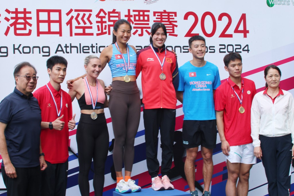 中国香港田径总会主席关祺(左一) 将奖牌颁给栏王、栏后，包括夺铜的香港男将张宏峰（右三）及夺冠的吕丽瑶（左四）。
