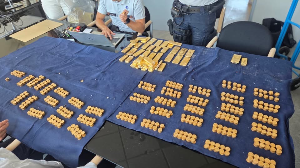 比利時舊屋翻新挖出一大批金幣與金條,價值高達900萬歐元。 fb / Lokale Politie Dendermonde 比利時舊屋翻新挖出一大批金幣與金條,價值高達900萬歐元。 fb / Lokale Politie Dendermonde