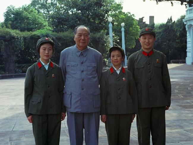 1970年8月，毛泽东与机要秘书张玉凤(左一)、保健护士长吴旭君(右二)、中央警卫员周福明(右一)在杭州汪庄合影