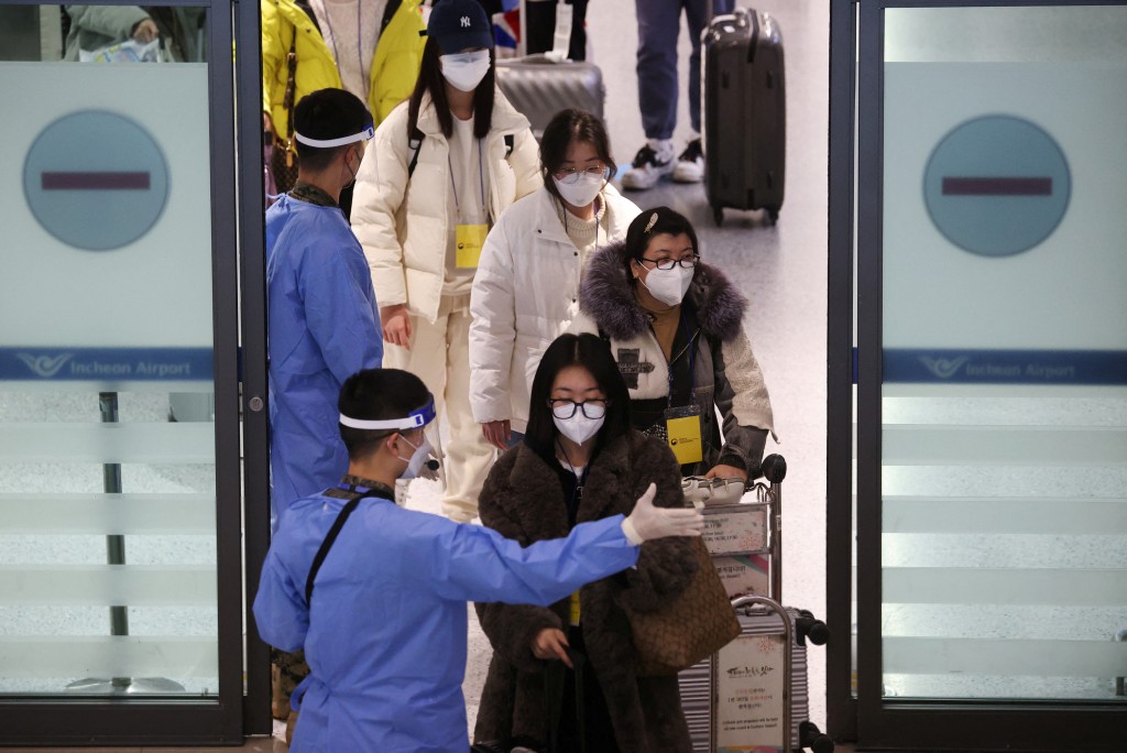 中國內地入境短期居留旅客要在機場接受核酸檢測。 路透社