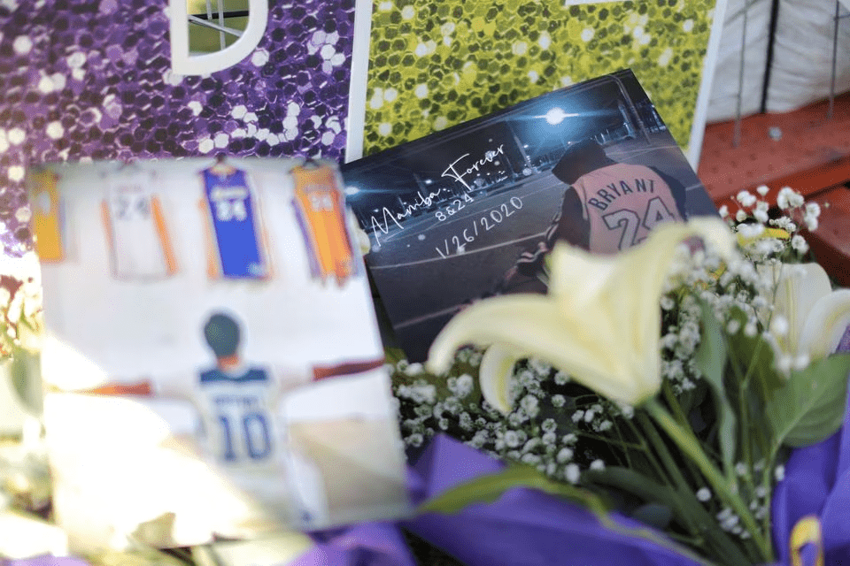 高比拜仁在一年前与他的女儿一起丧生，粉丝留下鲜花和照片追悼。路透资料图