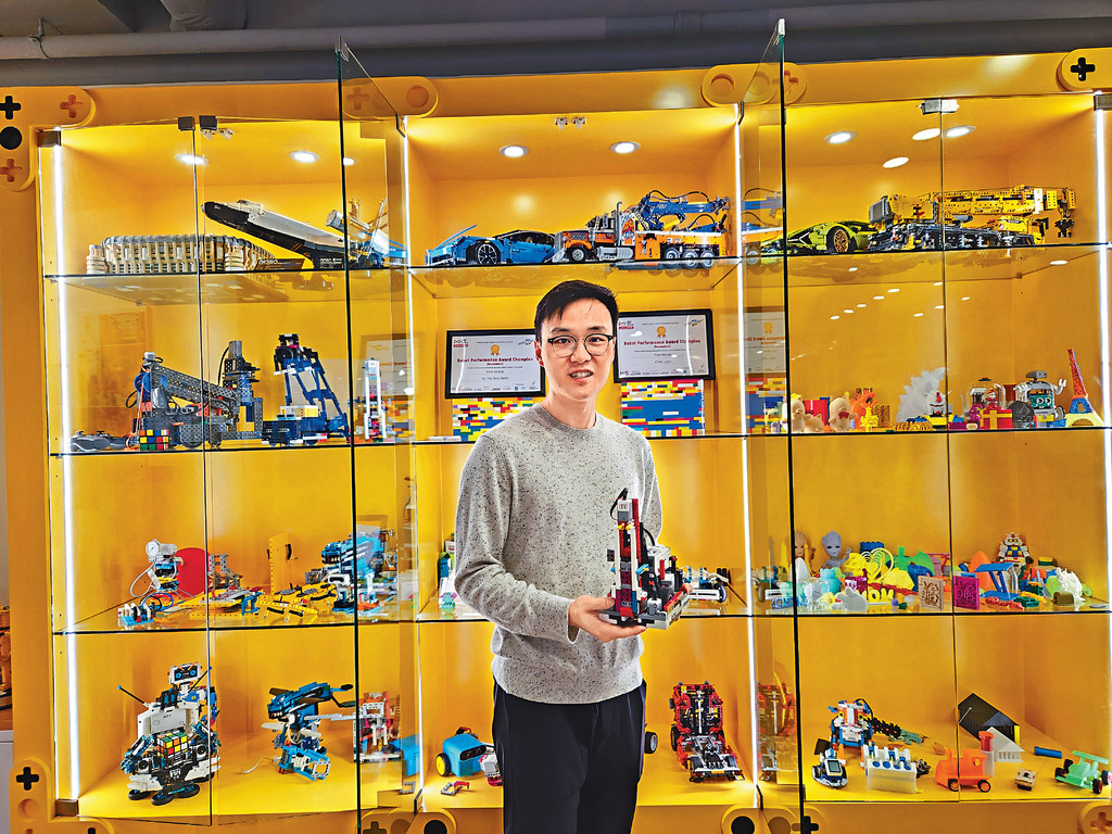 ■Kenny强调，学生应该「冲出课室」看看广阔的世界。