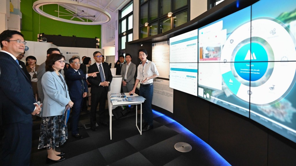 發展局局長甯漢豪在活動前參觀安全智慧工地系統產品展示。網誌圖片