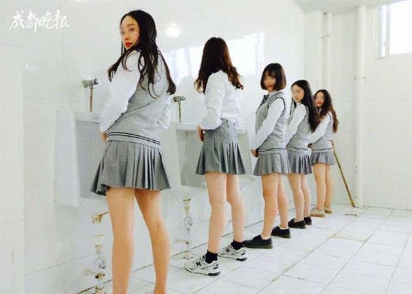 內地女大學生發揮創意,到男廁影畢業相「掏鳥」甜笑。網上圖片