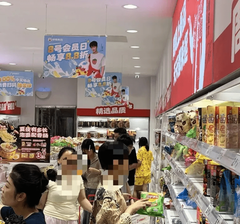 零食店裡不少顧客在選購。潮新聞 零食店裡不少顧客在選購。潮新聞