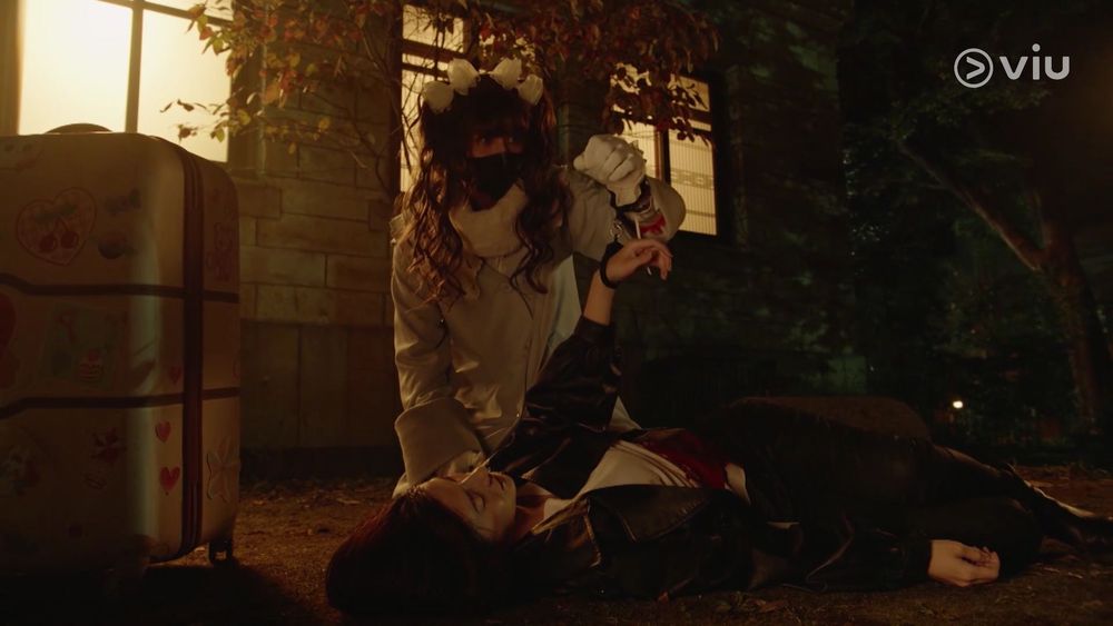 辻浩增（北村匠海飾）殺人後，由「JUTE」清理現場。