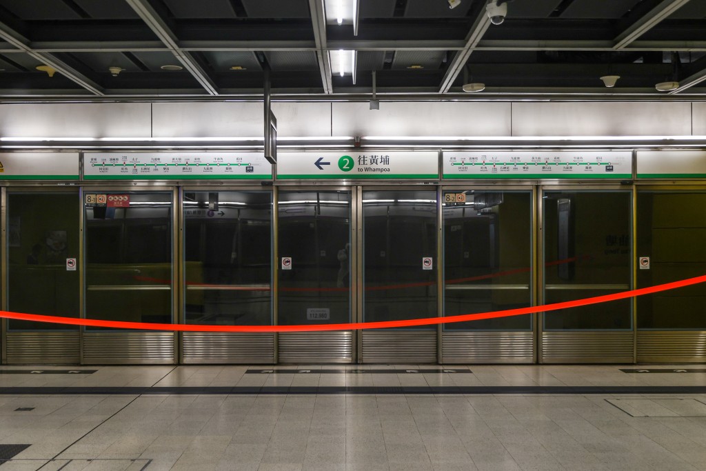 十號風球下,港鐵露天段暫時取消行車。何家豪攝 十號風球下,港鐵露天段暫時取消行車。何家豪攝