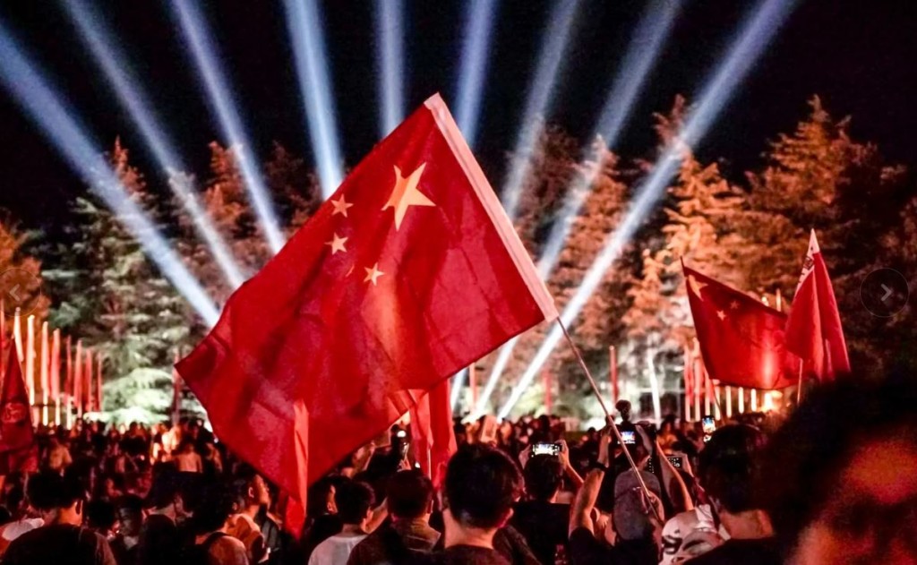 大批民众参加纪念毛泽东逝世50周年活动。抖音