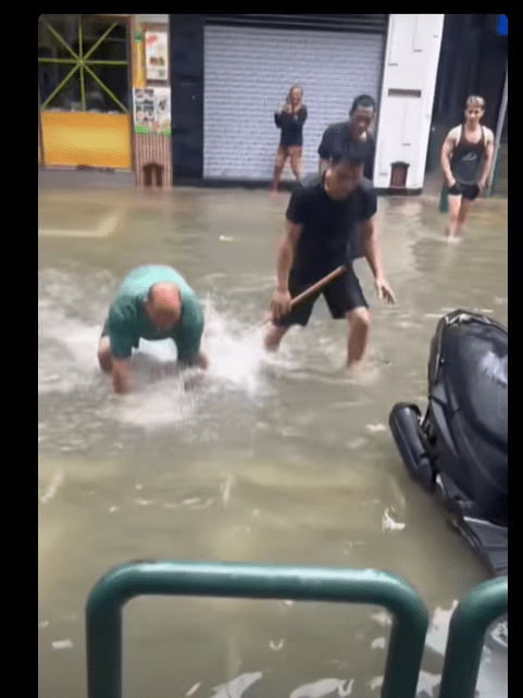 不少人在10號風球下捕魚加餐。FB圖片