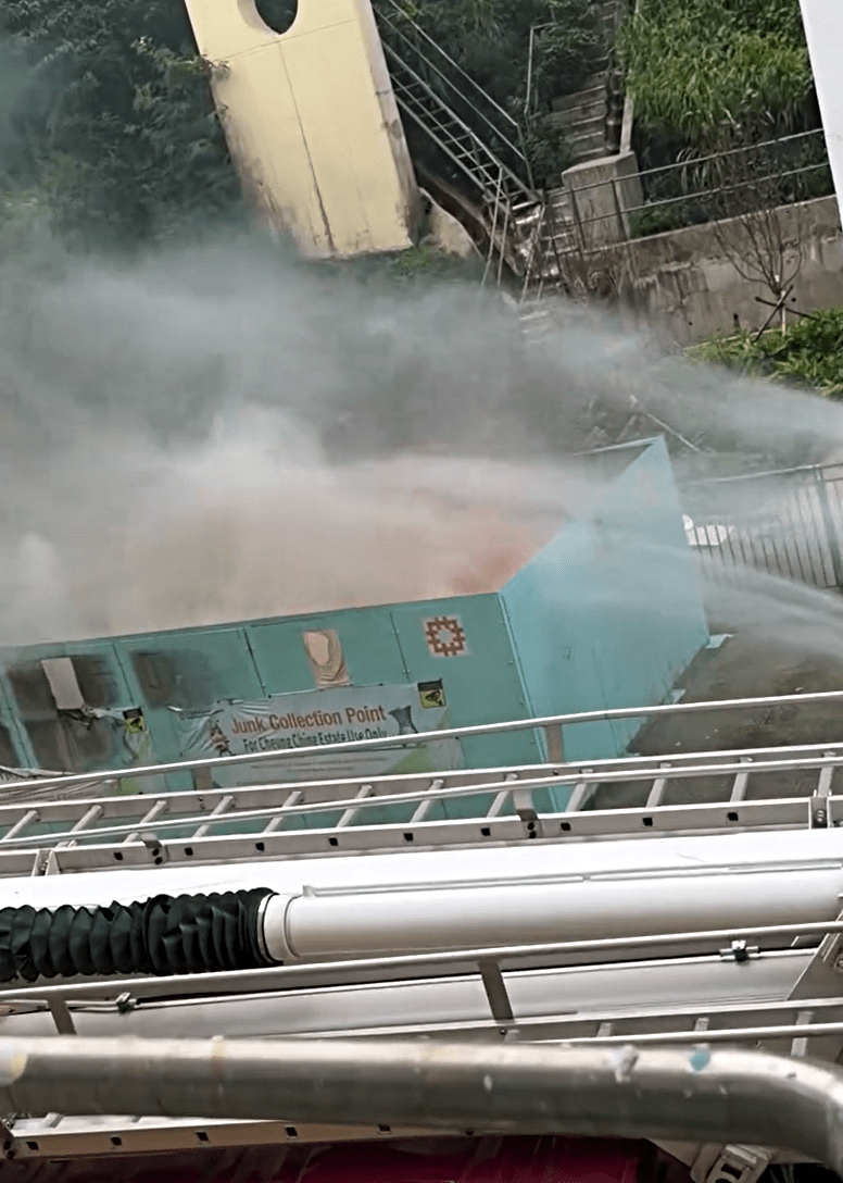 長青邨垃圾站起火。網圖