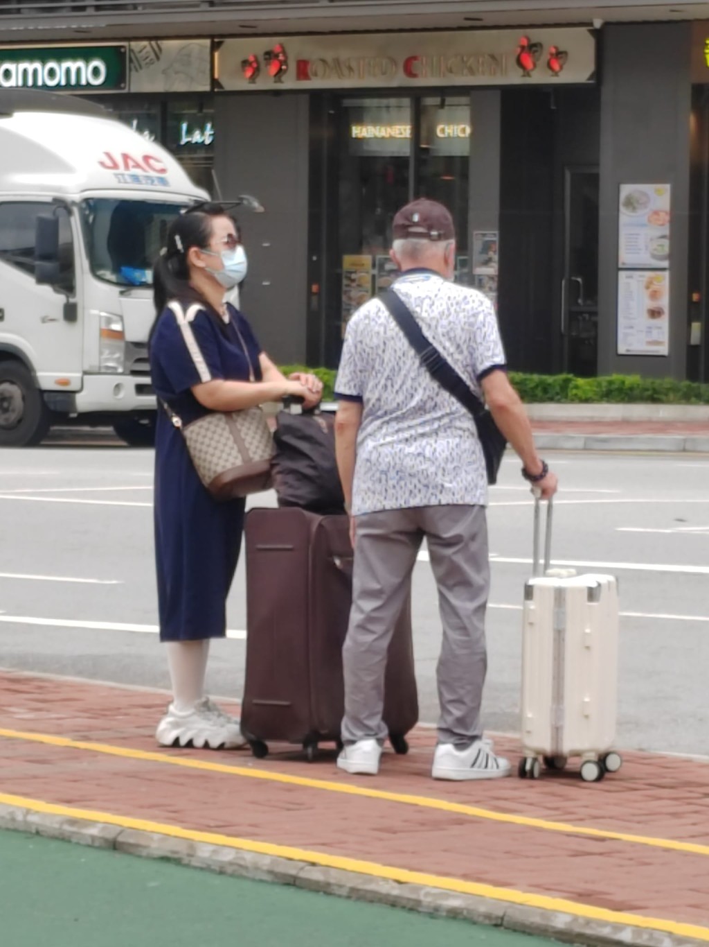 日前又有网民拍到何伯何太在屯门拖住两个大行李箱，上了一架新界的士。