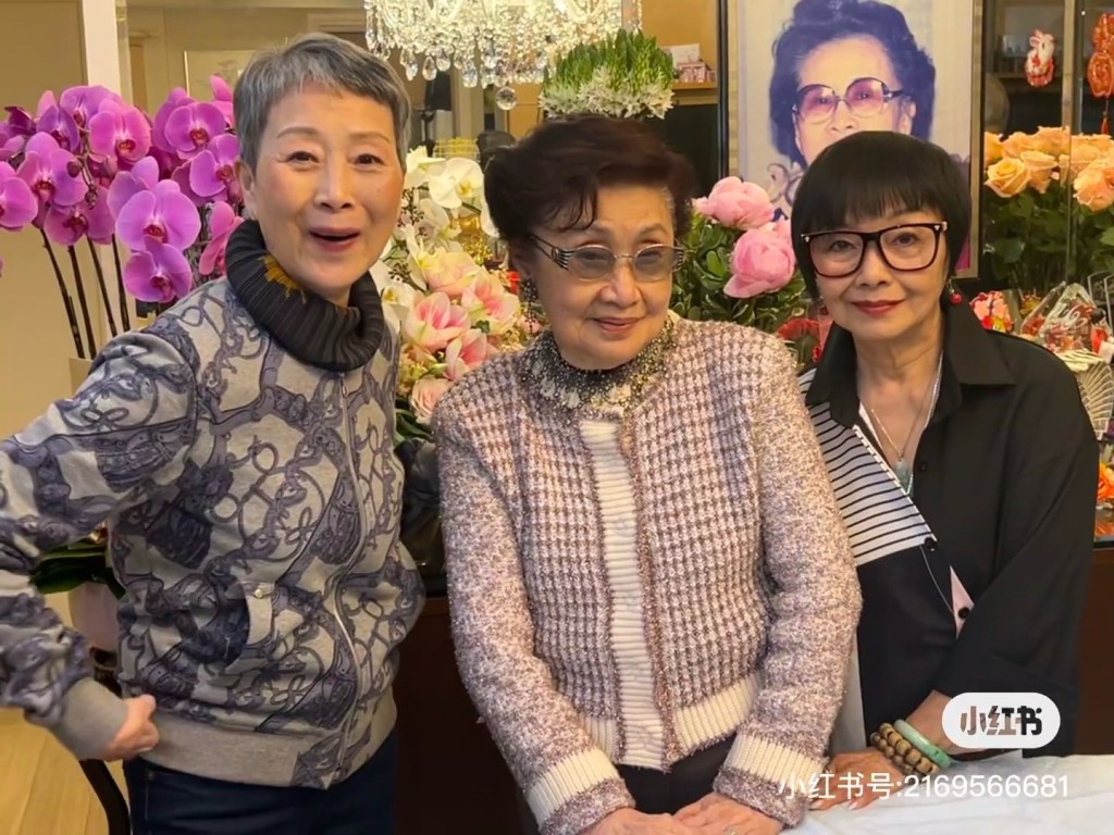 现年95岁的白雪仙（中）精神饱满，特意化妆Set头的她打扮高贵典雅，比起年中露面时更是回春不少！