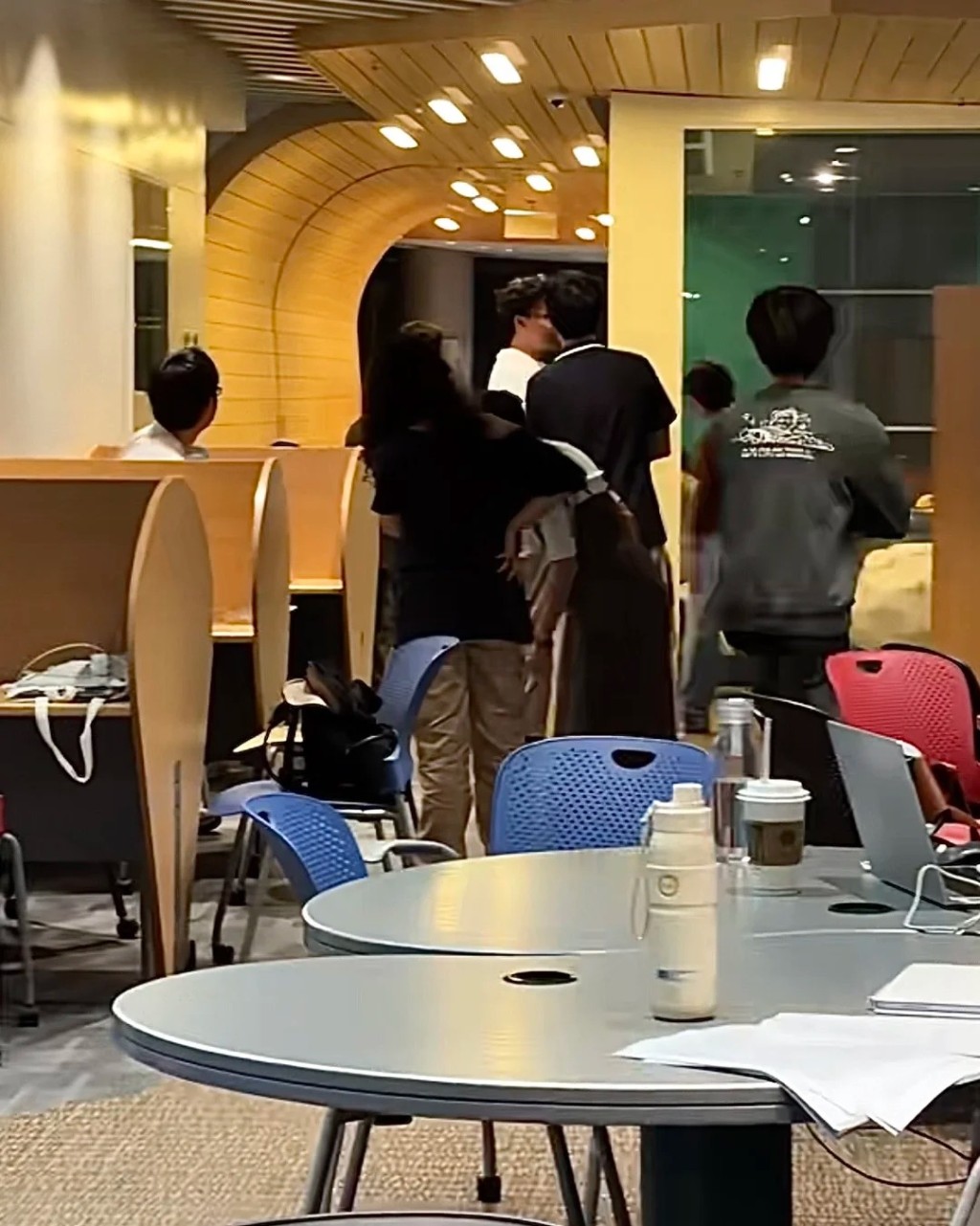 一名内地男子前日在香港大学自修室「智华馆」大吵大闹。麦麦@小红书图片
