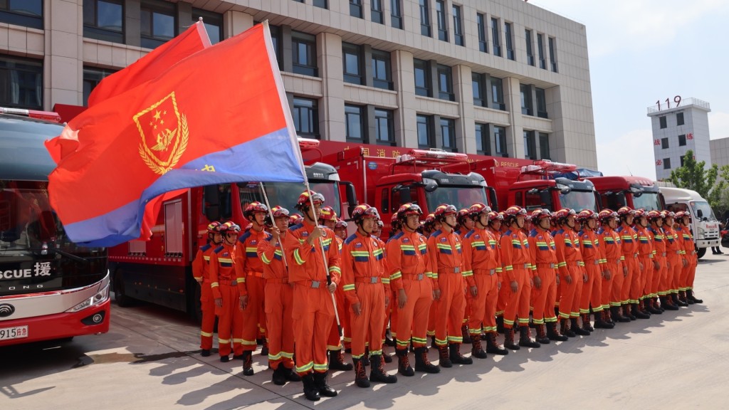 山東500名消防指戰員緊急增援河北涿州防汛搶救。 中新社