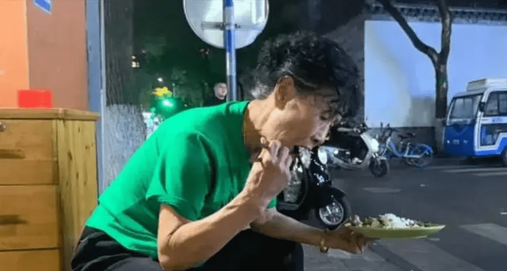 南京10蚊咖啡阿姨爆紅後，忙得飯也沒有時間吃。
