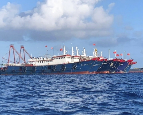 中國幾百艘船隻在菲律賓專屬經濟區內的牛軛礁集結。AP資料圖片