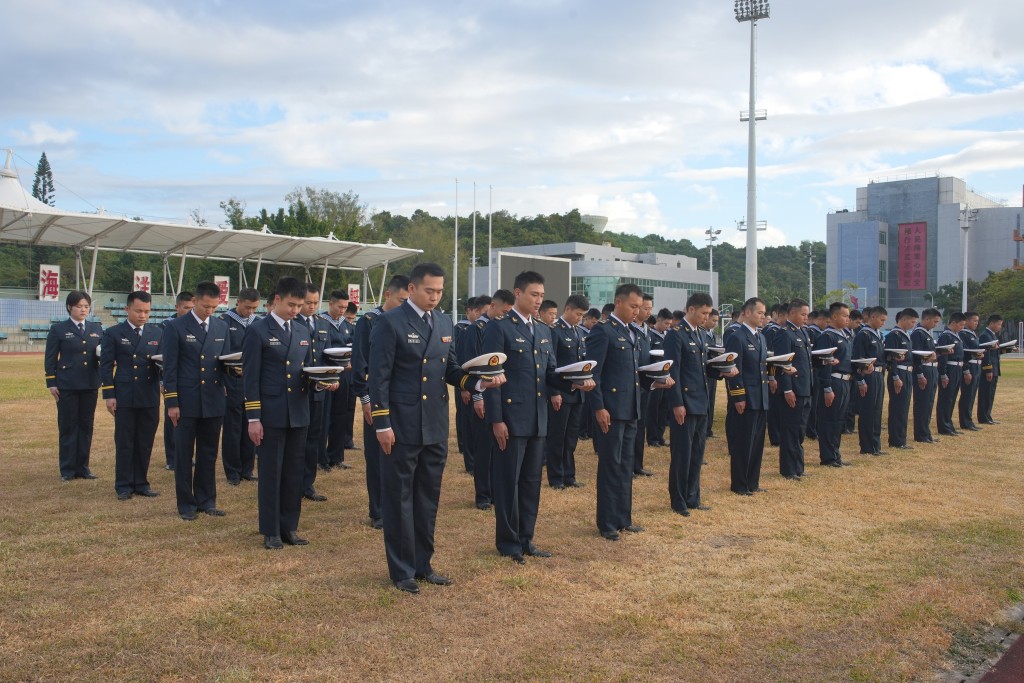 駐香港部隊領導機關、官兵代表在中環軍營、中區軍用碼頭，陸海空軍部隊官兵在昂船洲、石崗、新圍等軍營，組織下半旗和默哀儀式，向在香港大埔宏福苑火災中遇難人員和殉職消防員致以深切哀悼。政府新聞處