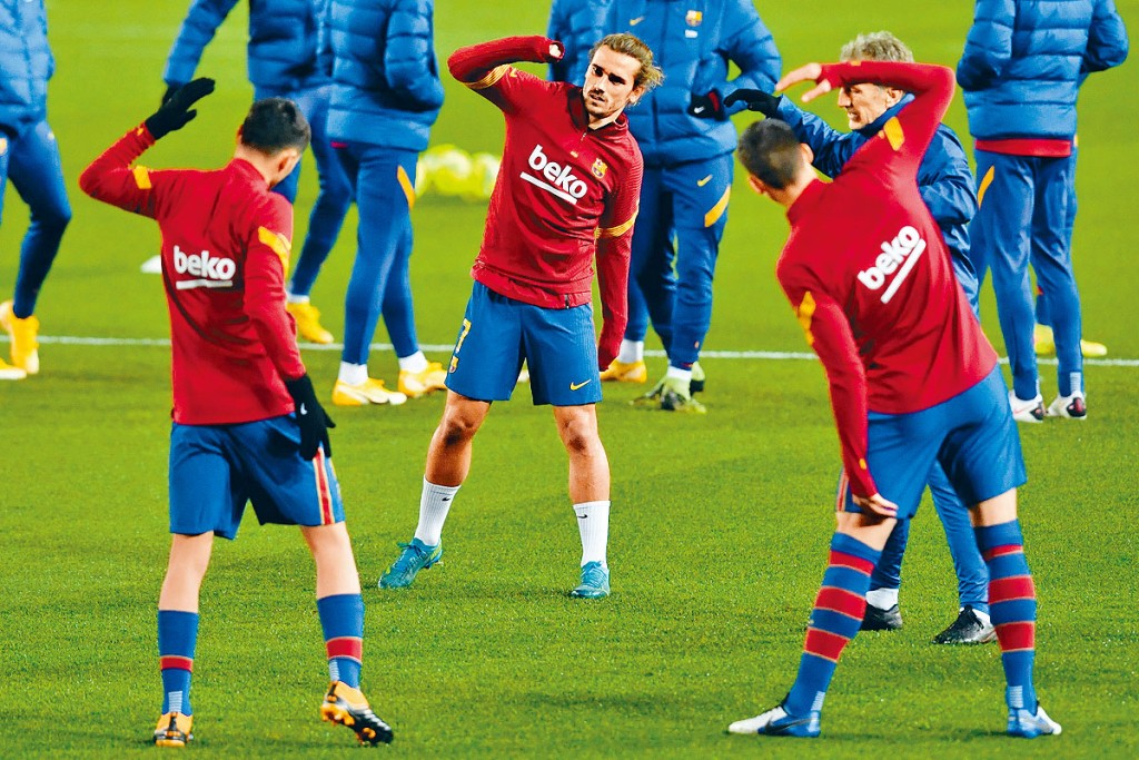 因有教练团成员确诊新冠肺炎，巴塞隆拿球员周二要接受检测令操练延迟，难免影响今仗备战。