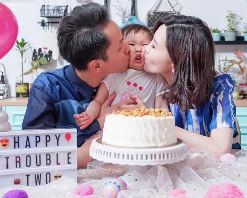 吳若希同老公這強吻，睇得出囡囡表情不好受。（ig圖片）