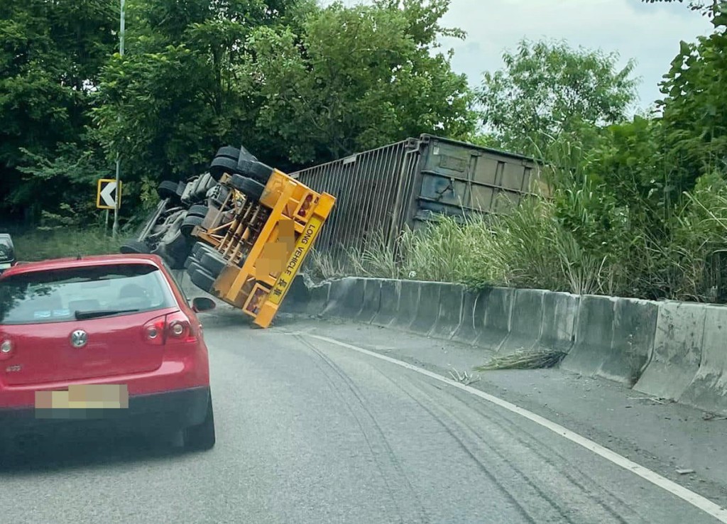 涉事貨櫃車。 香港突發事故報料區FB圖