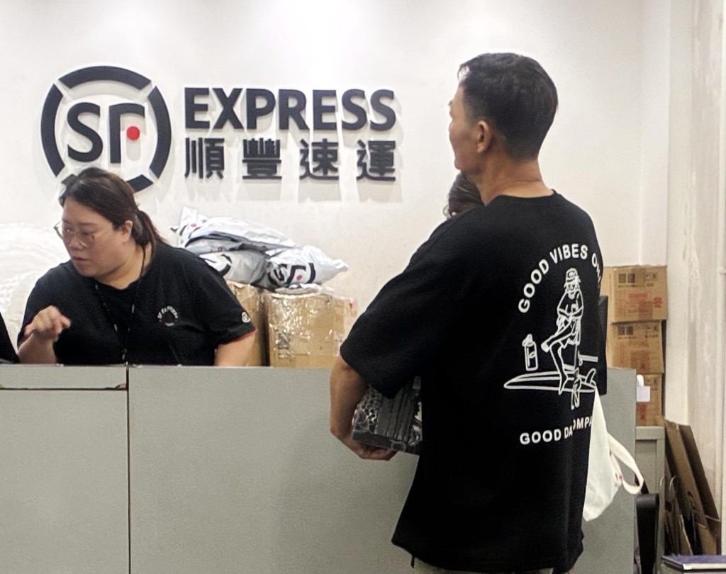 順豐速運宣布4月1日起,將更新所有香港及澳門地區出口至外地快件的燃油附加費調整機制。資料圖片 順豐速運宣布4月1日起,將更新所有香港及澳門地區出口至外地快件的燃油附加費調整機制。資料圖片