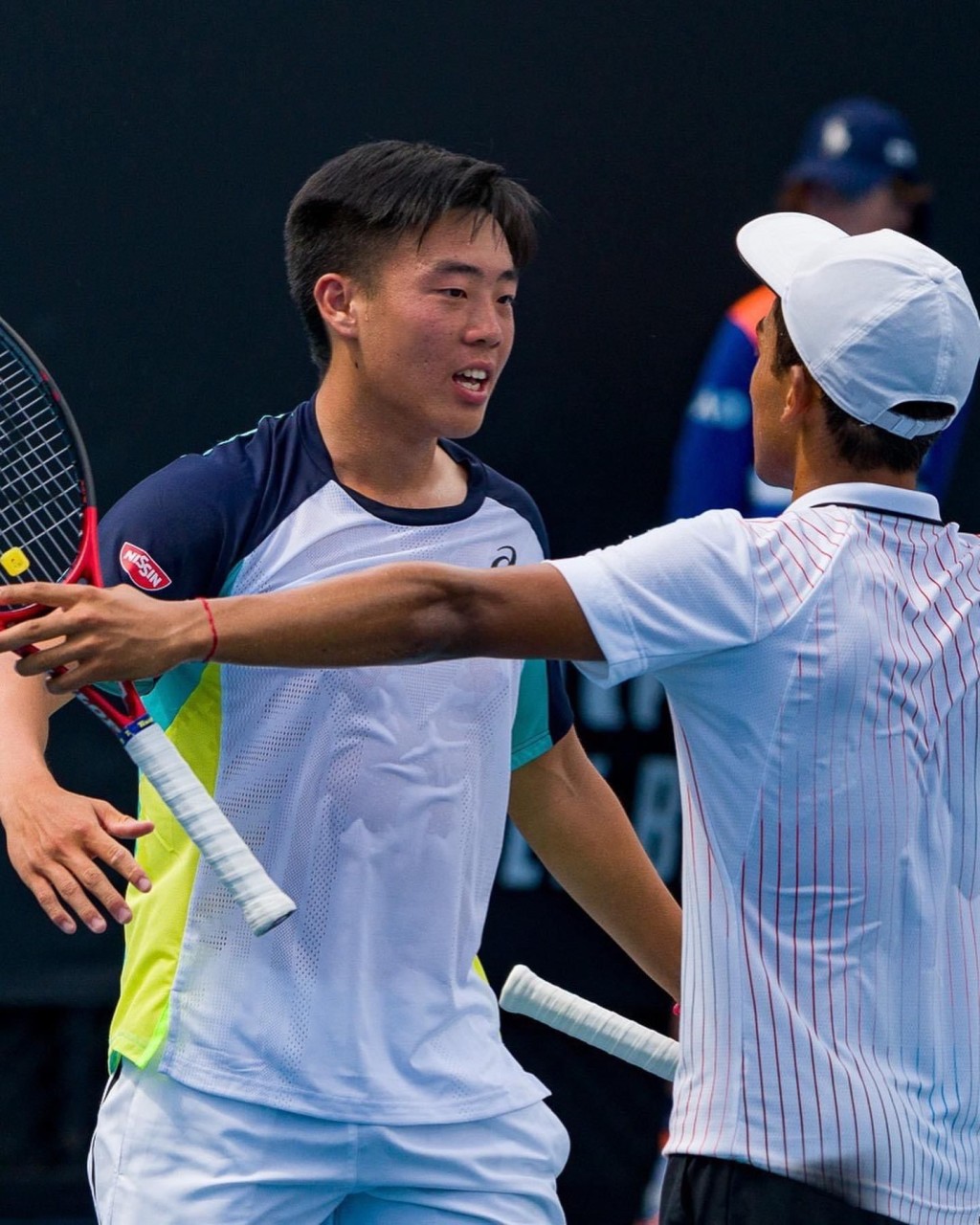 勝出一刻，黃澤林（左）與拍檔古斯夏拿激情擁抱。香港網球總會相片