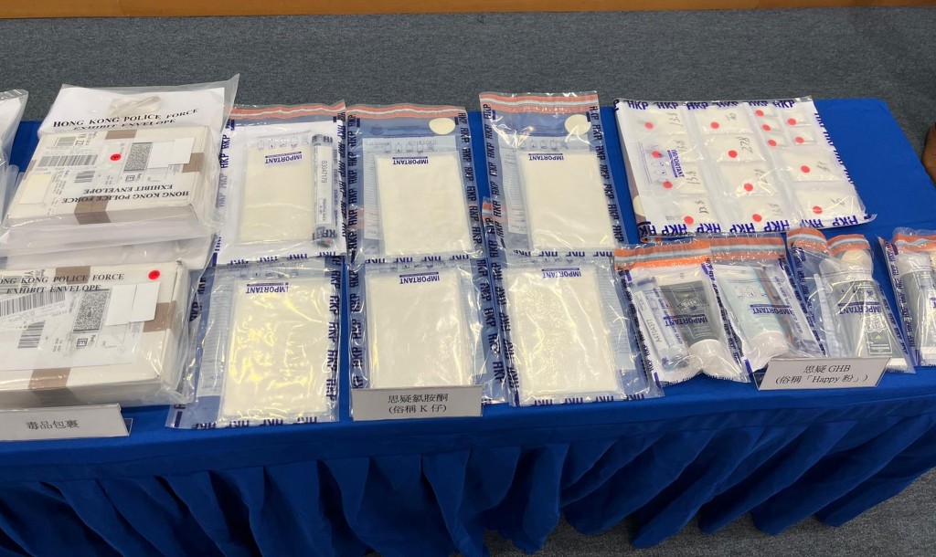 警方展示行動中搜獲證物。