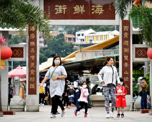 政府考慮放寬本地遊旅行團人數上限。 資料圖片