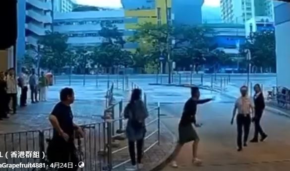 黑衫男情緒激動指手劃腳。fb 車cam L（香港群組）MagentaGrapefruit4881