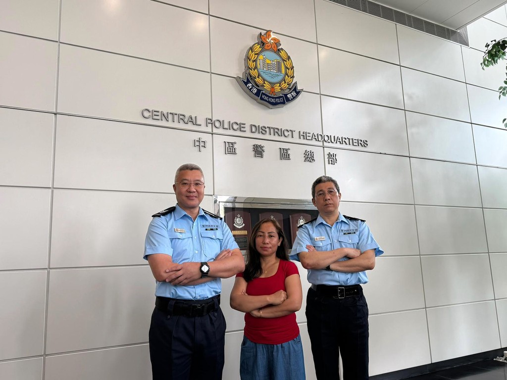 律宾籍家庭佣工Hernandez Cynthia Salarzon(中）、以及辅警警长陈伟雄（左）、辅警高级警员麦国荣（右），去年合力处理一宗儿童走失案件，成功让一名三岁女童与母亲平安团聚。