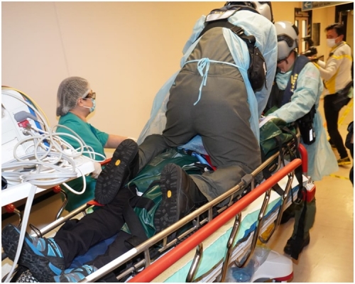 救援人員為事主急救。