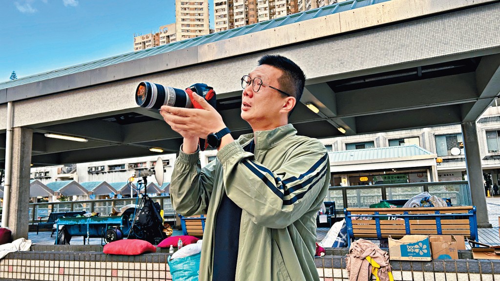 居民陸先生向記者借用長鏡頭查看家園受災情況，見寓所外牆熏黑忍不住落淚，場面心酸。