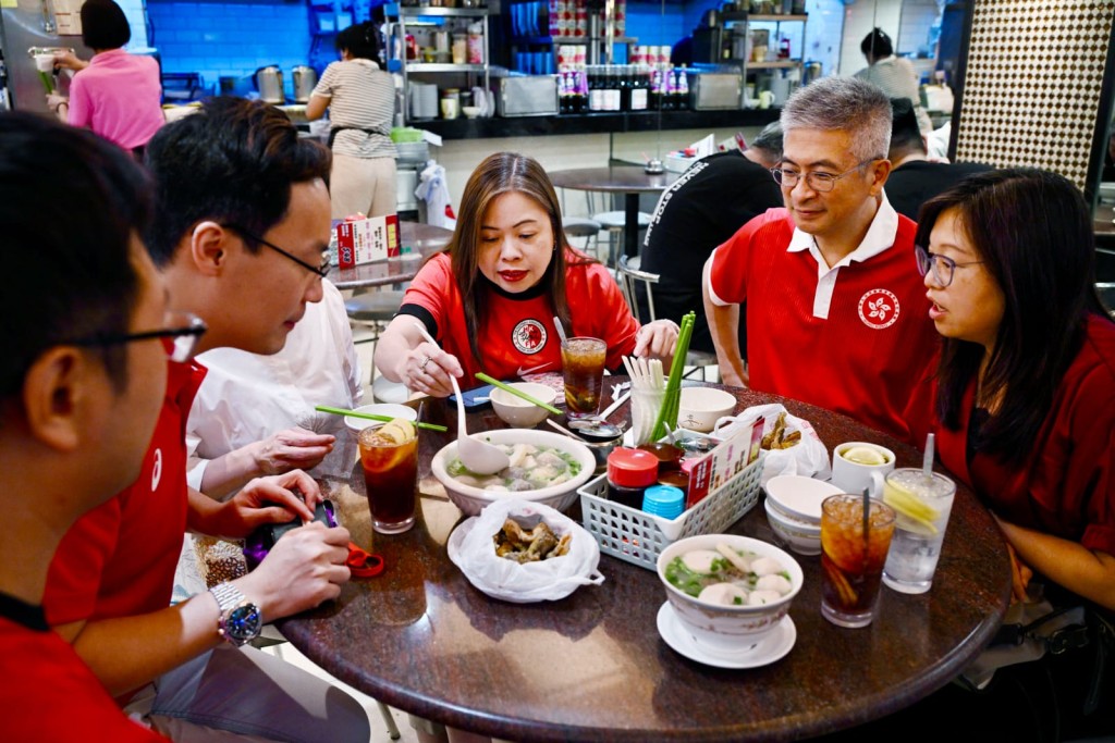 一行人點了魚蛋粉、魚皮餃、墨丸、魚皮等食品「醫肚」,更叫了地道的凍檸茶解渴。蘇正謙攝 一行人點了魚蛋粉、魚皮餃、墨丸、魚皮等食品「醫肚」,更叫了地道的凍檸茶解渴。蘇正謙攝