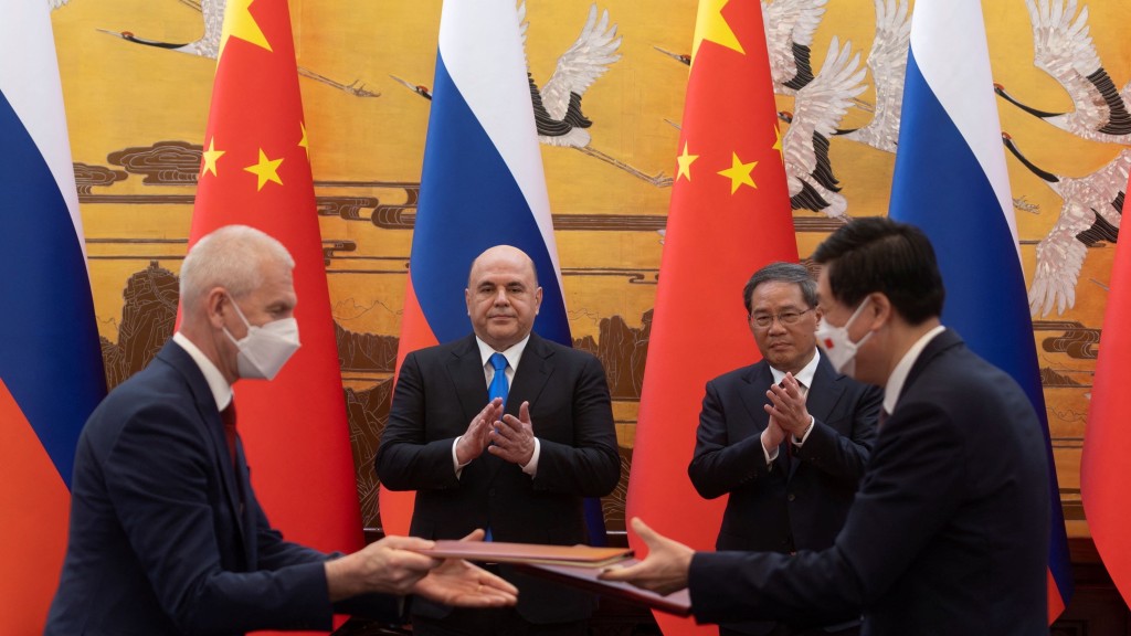 国务院总理李强与俄罗斯总理米舒斯京出席双边协定签署仪式。 路透社
