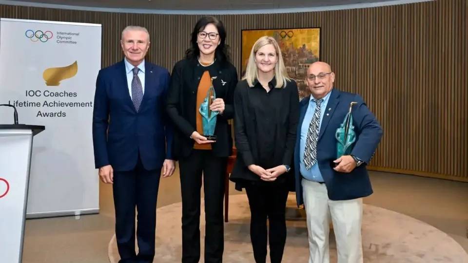 郎平（左二）及迪亞斯（右一）獲頒國際奧委會教練終身成就獎。 國際奧委會官網