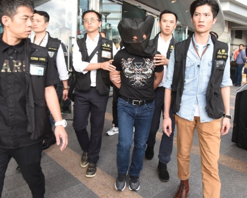 內地沙膽賊珠寶展涉偷四金戒被捕。