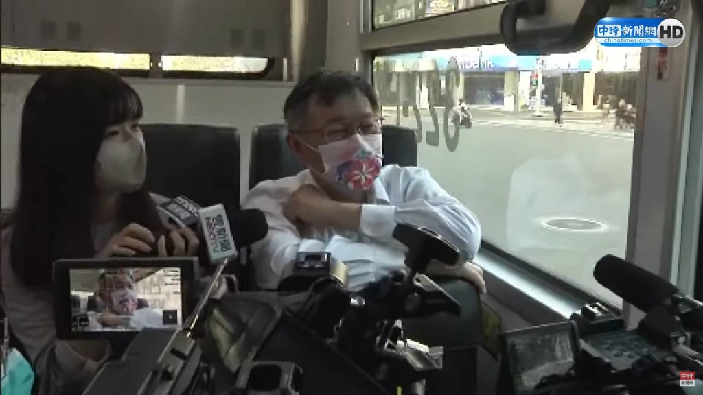 柯文哲乘巴士上班期间不时咳嗽。中时新闻网图片