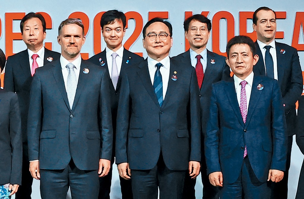 李成鋼(右)與格里爾(左)在韓國出席APEC會議。