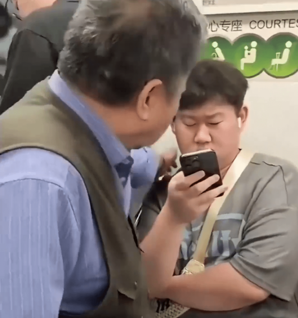 老翁伸手拍年輕人肩膀要求讓庭。 老翁伸手拍年輕人肩膀要求讓庭。