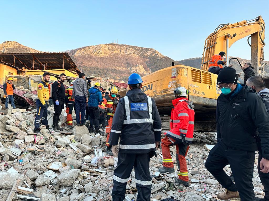 土耳其發生7.8級地震，特區政府派遣救援隊到土耳其協助救災。入境處IG