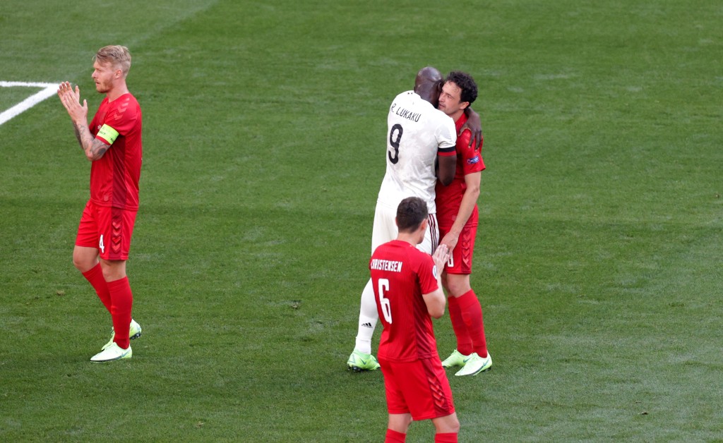 比利時前鋒盧卡古（白衫）與丹麥中場湯馬士迪蘭尼擁抱慰問。AP
